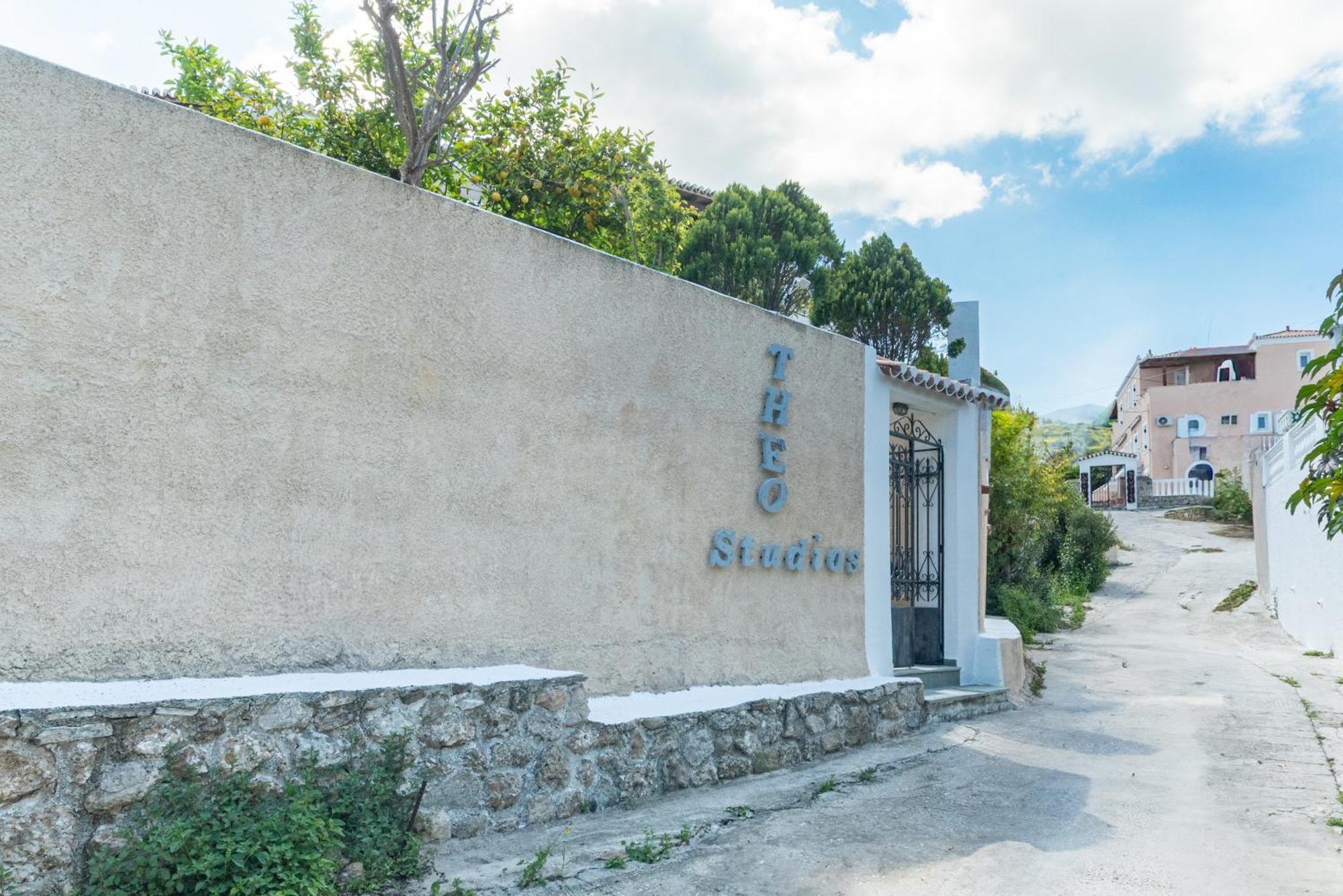 Theo Studios & Apartments Spétses Buitenkant foto