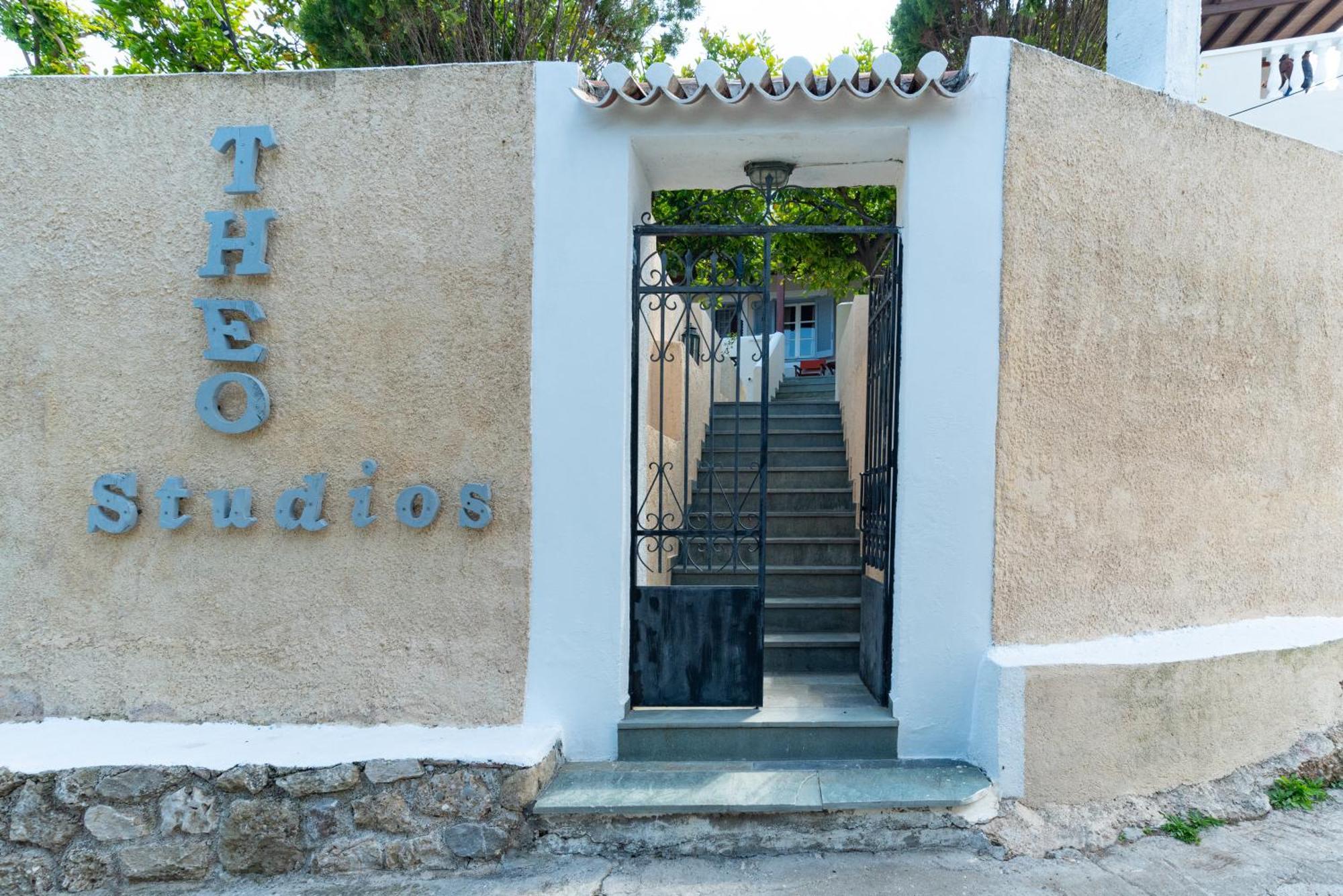 Theo Studios & Apartments Spétses Buitenkant foto