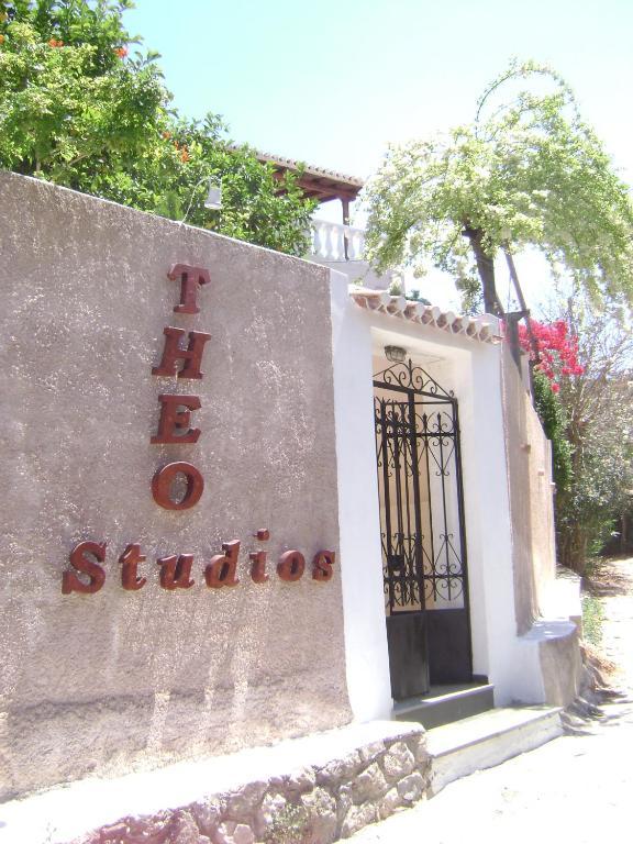 Theo Studios & Apartments Spétses Buitenkant foto